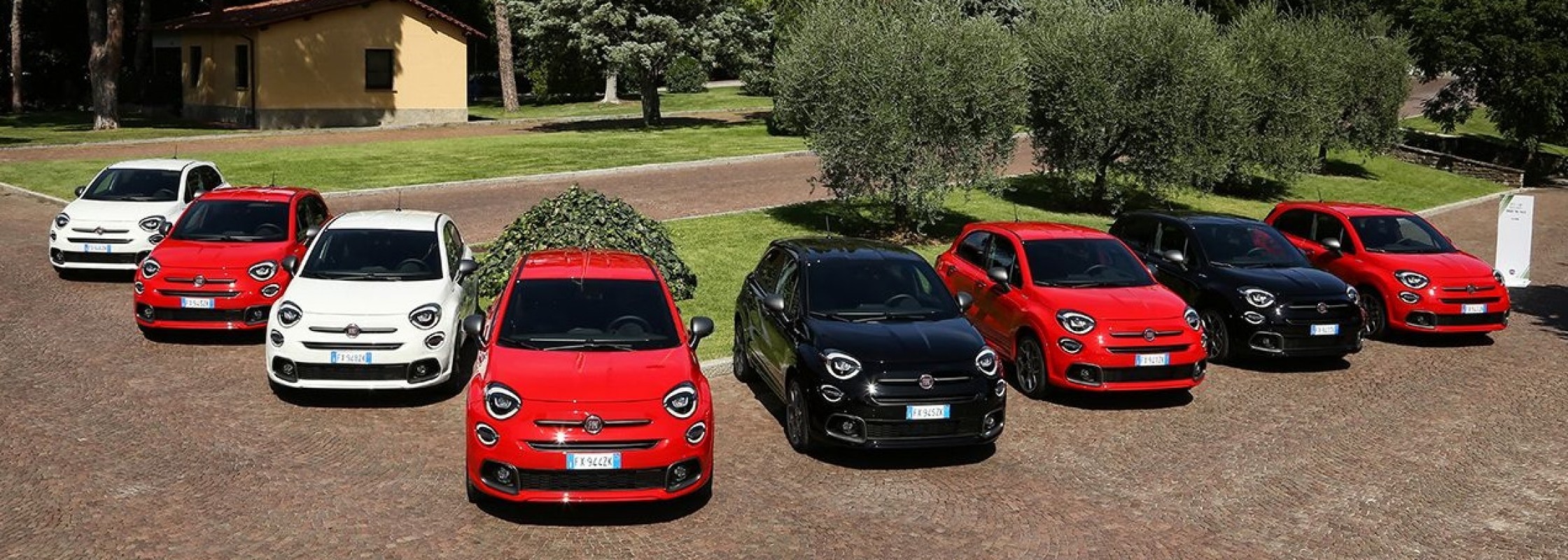 Fiat 500X Sport, Pallette, Rot, Weiss, Schwarz, Neu, stehend auf Hof