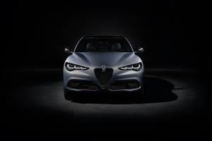 Neuer nach Facelift Alfa Romeo Stelvio von vorne vor schwarzem Hintergrund