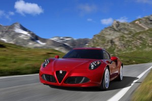 Alfa Romeo 4C rot fahrend auf Strasse von vorne Front