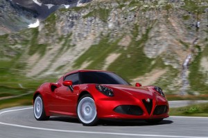 Alfa Romeo 4C rot fahrend auf Strasse seitlich