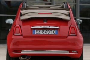 Fiat 500 rot Cabriolet auf Strasse von hinten