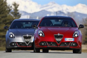 Silbriger und roter Alfa Romeo Giulietta von vorne