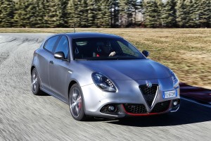 Silbrig matter Alfa Romeo Giulietta Veloce am fahren