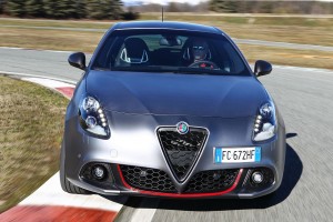 Silbriger Alfa Romeo Giulietta Veloce am fahren auf Rennstrecke von vorne