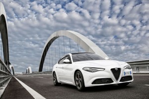 Weisser Alfa Romeo Giulia auf der Brücke seitlich