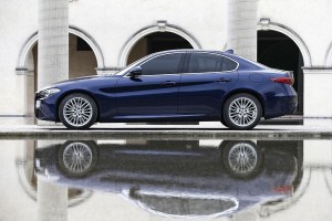 Blauer Alfa Romeo Giulia seitlich stehend