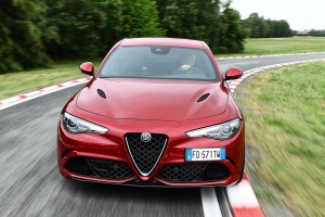 Roter Alfa Romeo Giulia Quadrifoglio QV  fahrend auf Rennstrecke von vorne