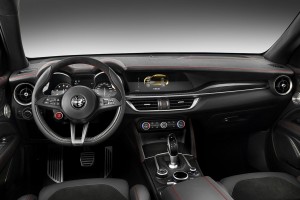 Innenausstattung Alfa Romeo Stelvio: Navigationssystem, Bildschirm, Kupplung, Sitze, Lenkrad, Steuerung, Lüftung