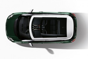 Fiat 500L dunkelgrün von oben Dach weiss Glasdach Panoramadach