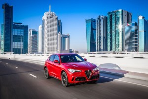 Alfa Romeo Stelvio QV Quadrifoglio Rot fahrend auf Strasse in Stadt
